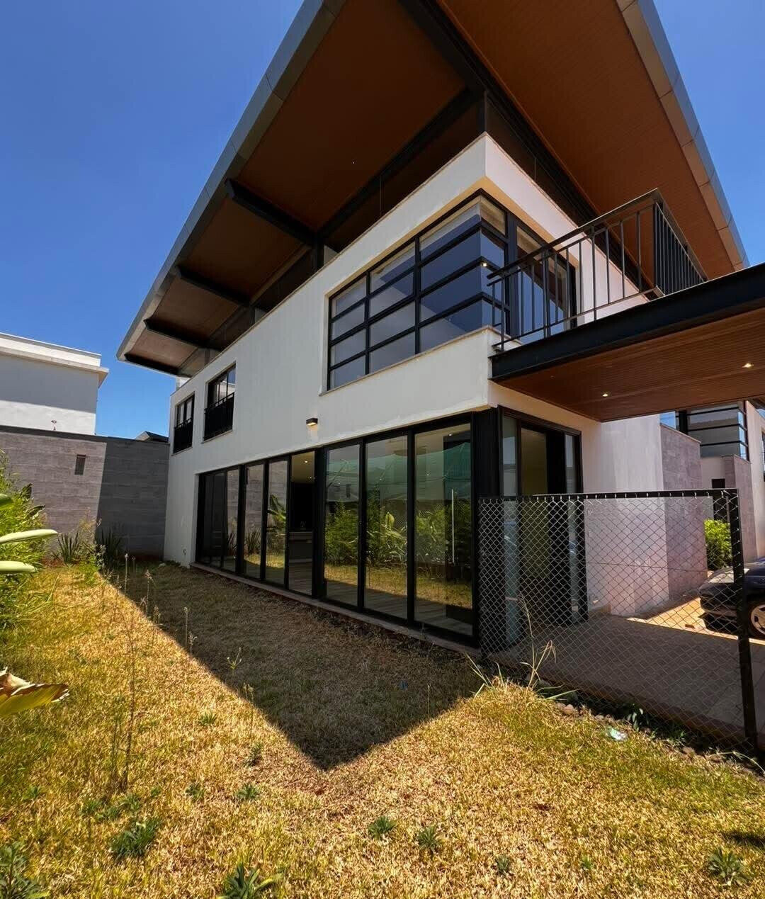 4BR Townhouse with Clubhouse, Pool & Gym - Runda