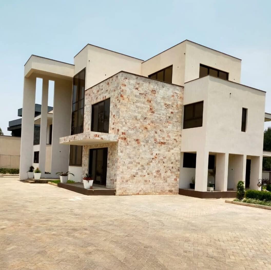 5-Ensuite Villa with Gym, Sauna & Chef's Kitchen – Karen Bogani