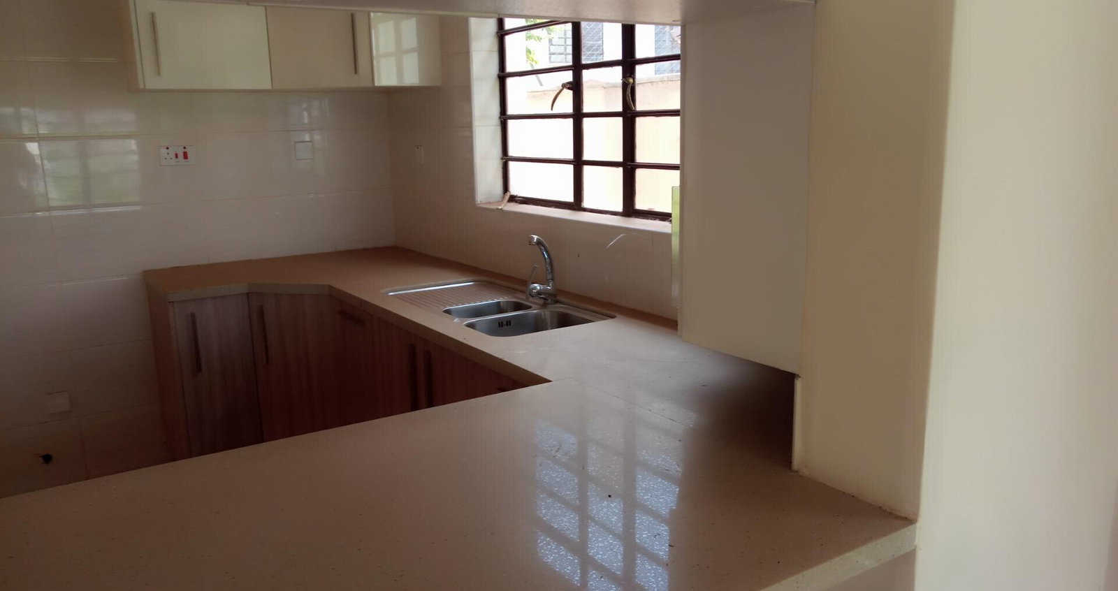 4BR Townhouse with Sunken Lounge & Fireplace - Runda