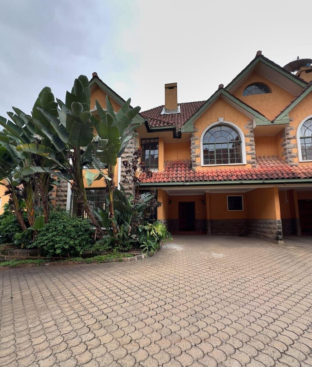 5-Ensuite Townhouse with DSQ & Closed Kitchen - Lavington