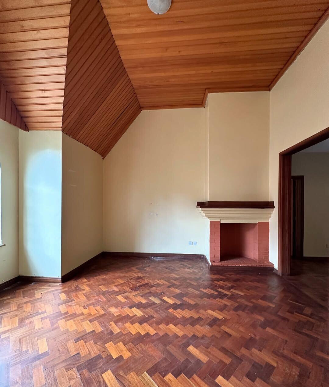 5-Ensuite Townhouse with DSQ & Closed Kitchen - Lavington