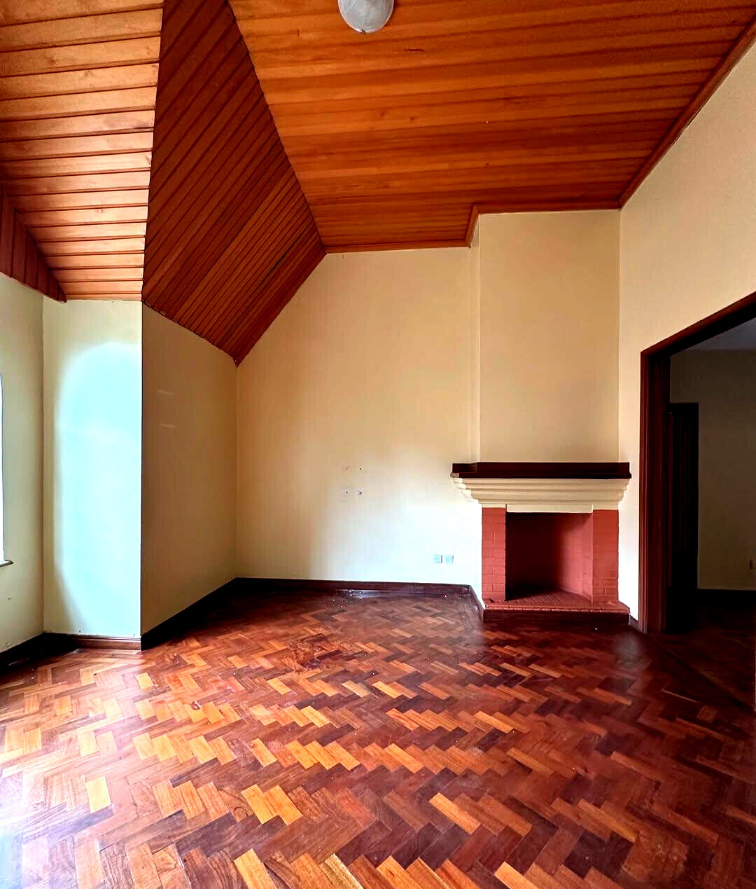 5-Ensuite Townhouse with DSQ & Closed Kitchen - Lavington