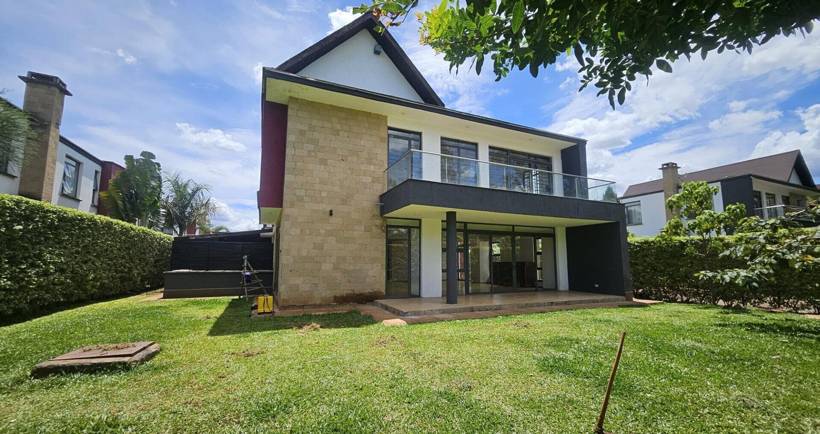 4BR Townhouse with DSQ on 100/100 - Garden Estate