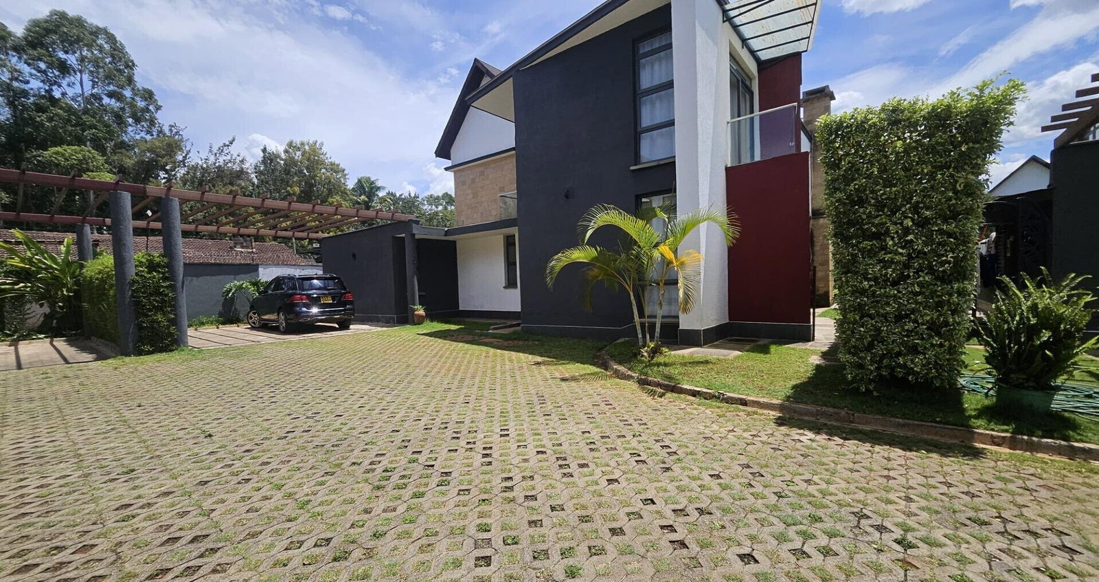 4BR Townhouse with DSQ on 100/100 - Garden Estate