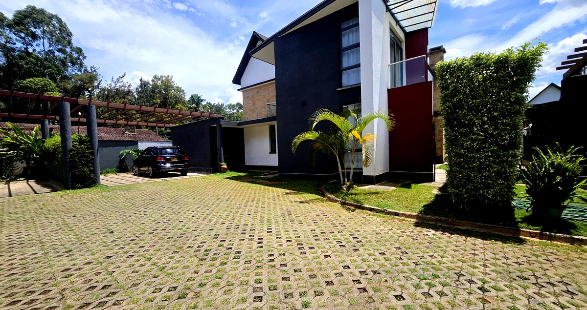 4BR Townhouse with DSQ on 100/100 - Garden Estate