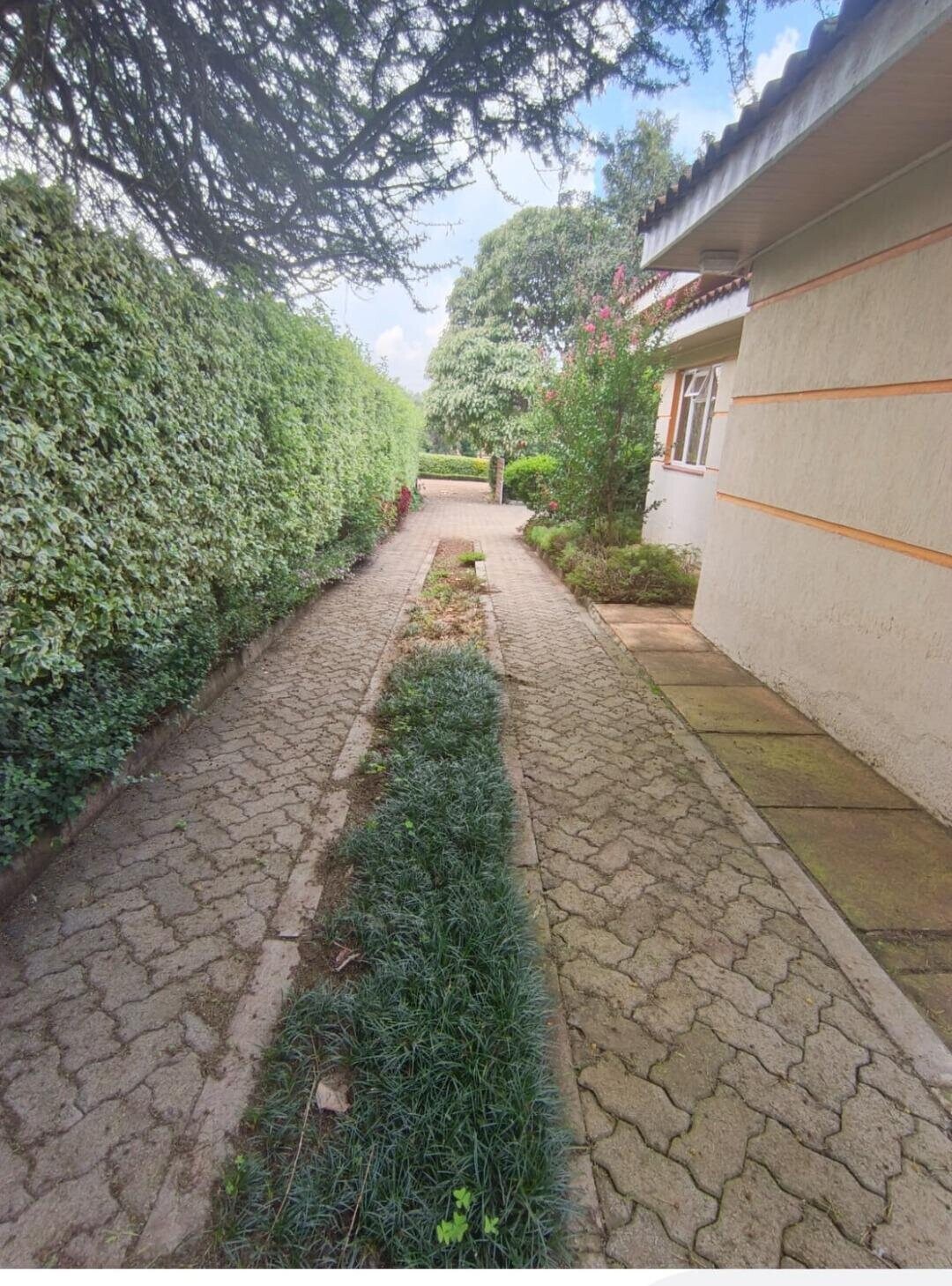 4BR Townhouse on Half-Acre Garden with DSQ - Runda