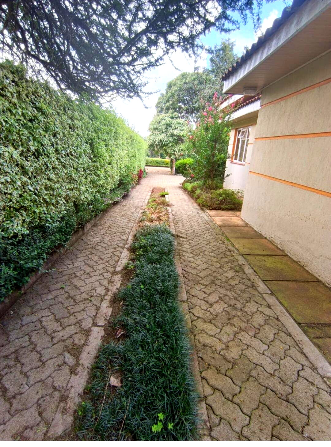 4BR Townhouse on Half-Acre Garden with DSQ - Runda