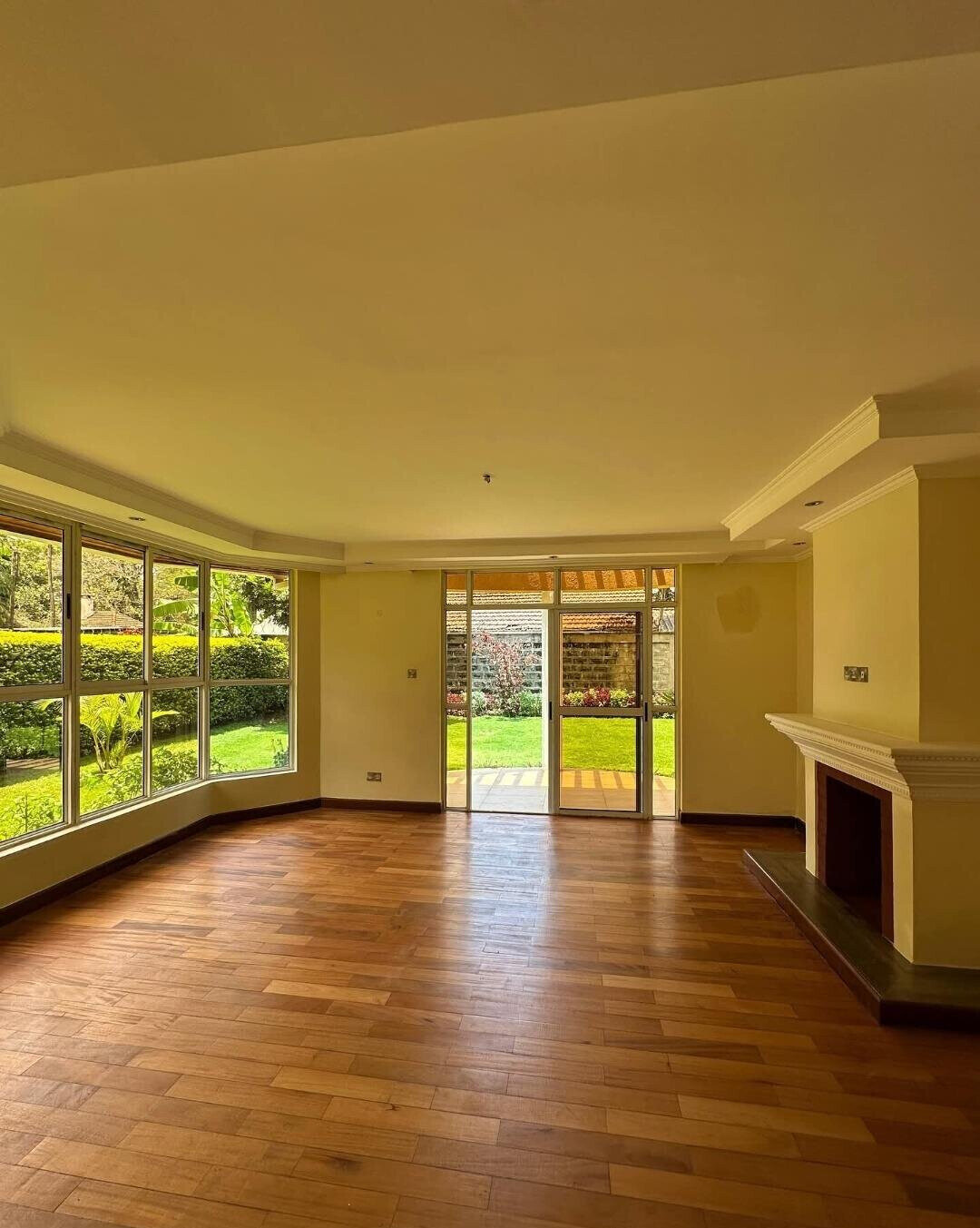5-Ensuite Family Home with Fireplace & Garden - Lavington