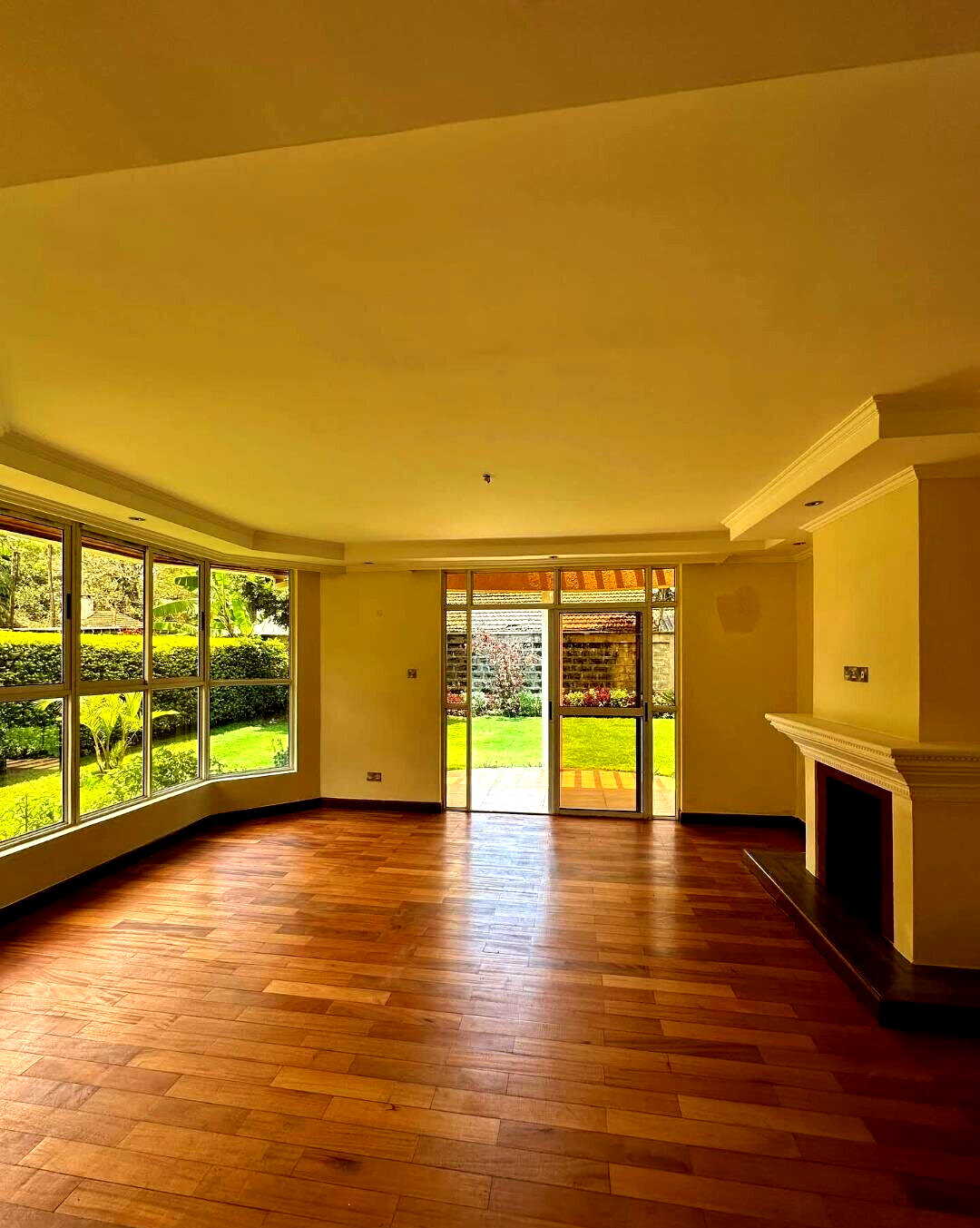 5-Ensuite Family Home with Fireplace & Garden - Lavington