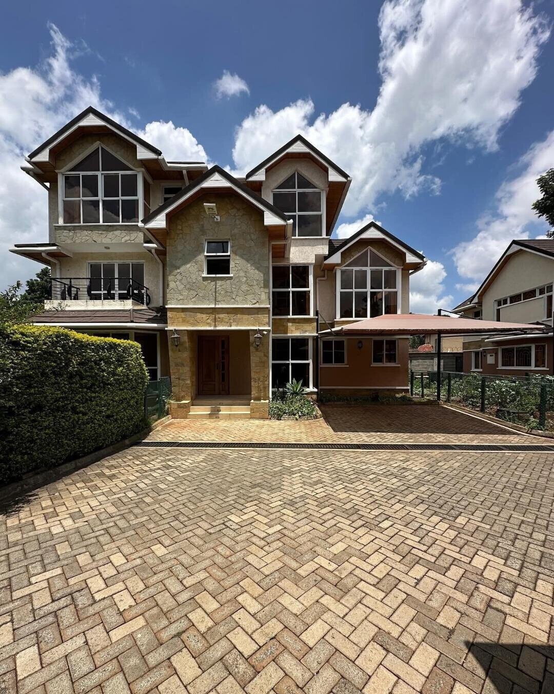 5-Ensuite Family Home with Fireplace & Garden - Lavington