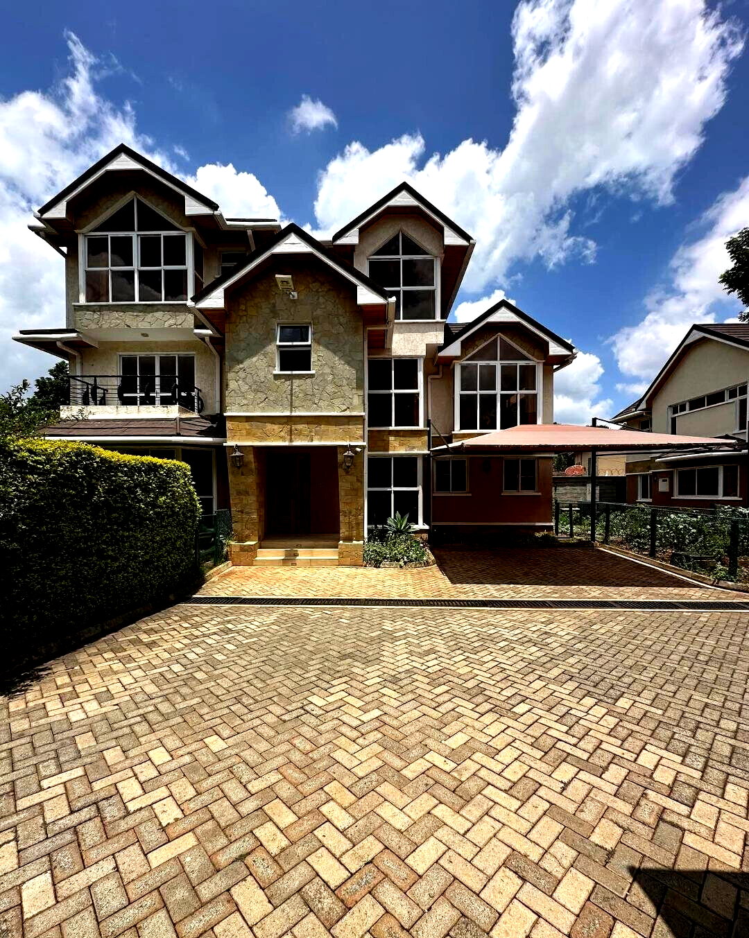 5-Ensuite Family Home with Fireplace & Garden - Lavington