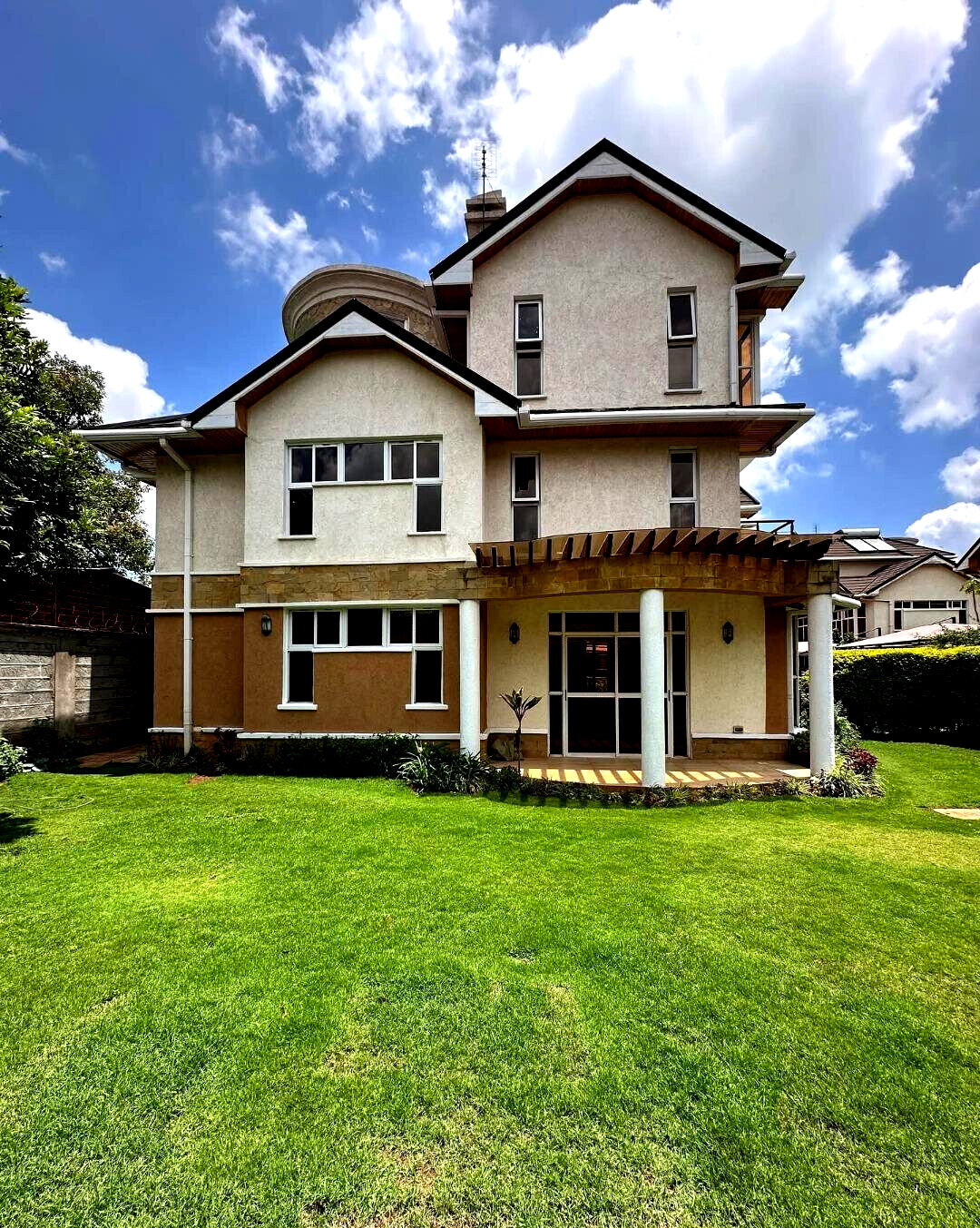 5-Ensuite Family Home with Fireplace & Garden - Lavington