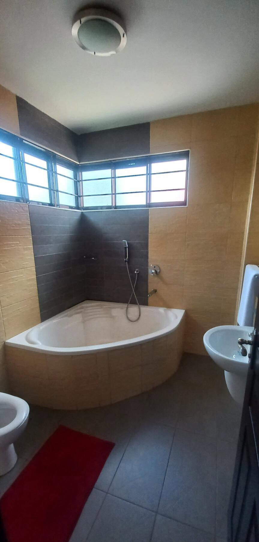 5-Ensuite Townhouse with Rooftop Jacuzzi & Private Pool - Lavington