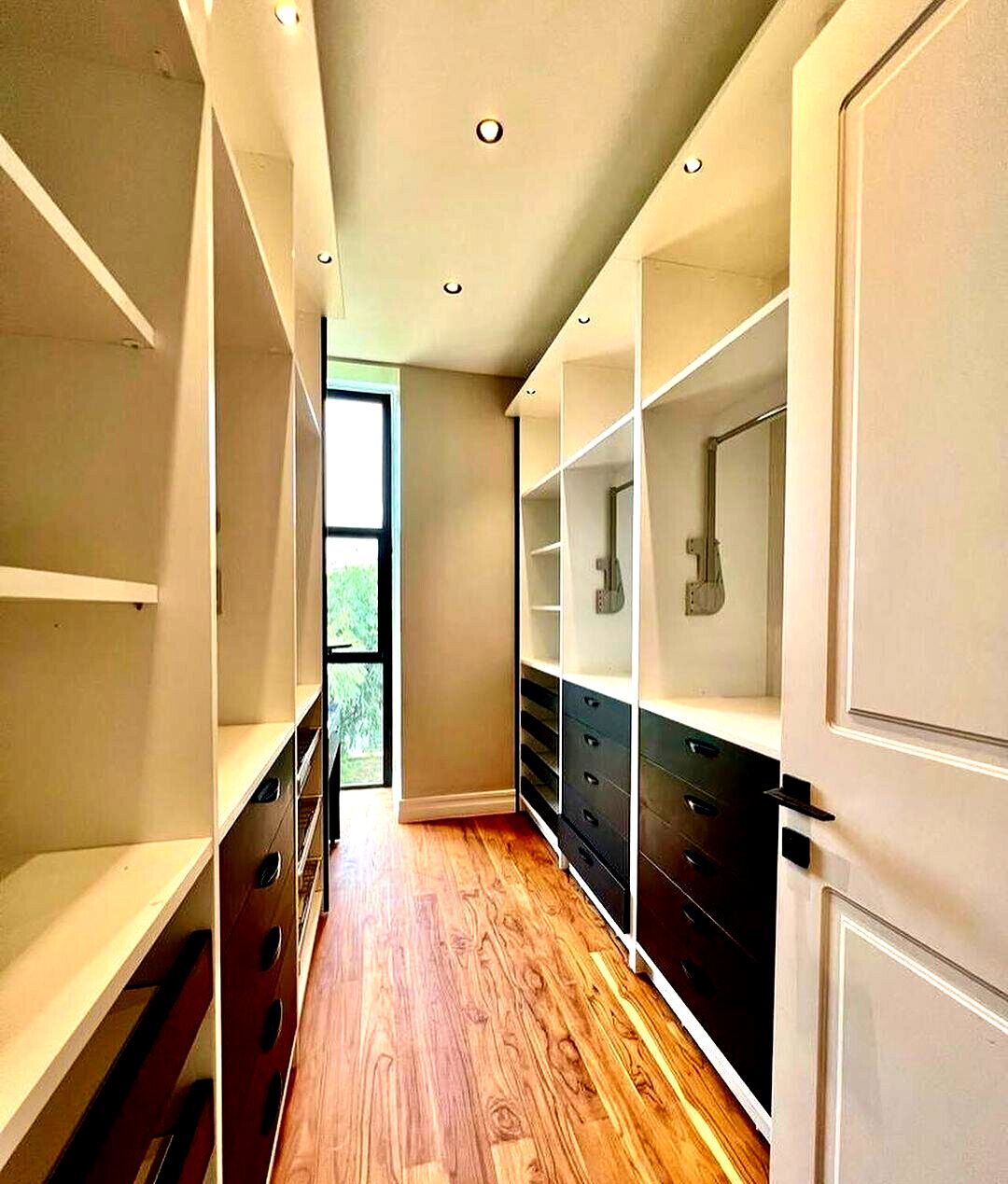 5-Bed Townhouse with Restaurant & Cabanas - Loresho