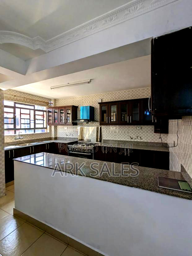 3bdrm Apartment in Kasarani for sale