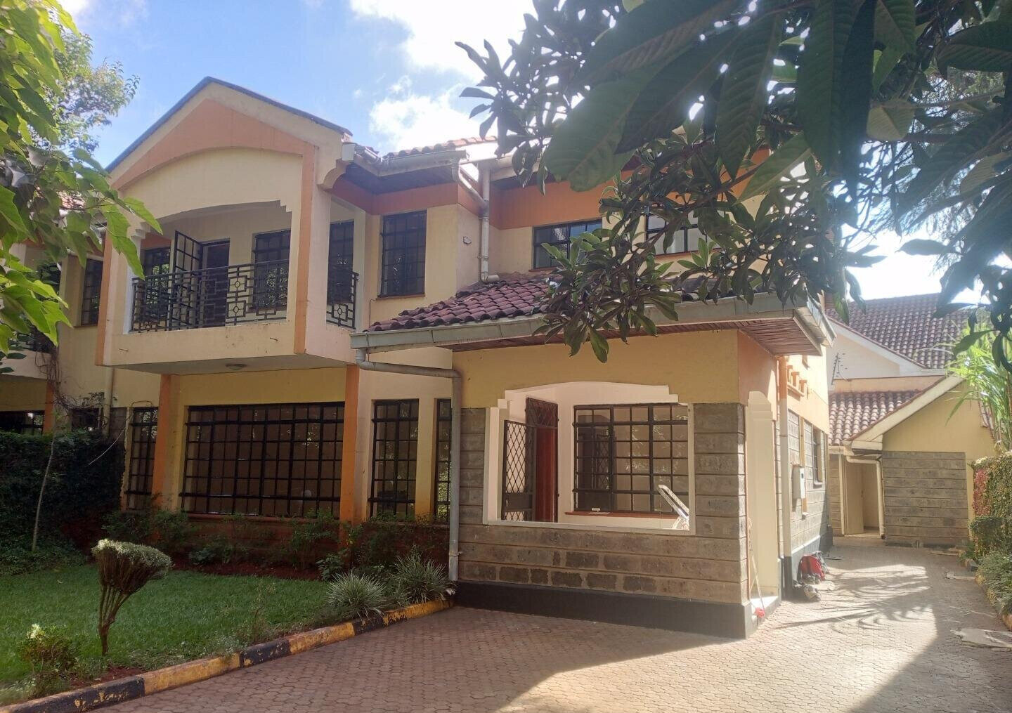4-Ensuite Townhouse with Wooden Floors & Balcony - Lavington