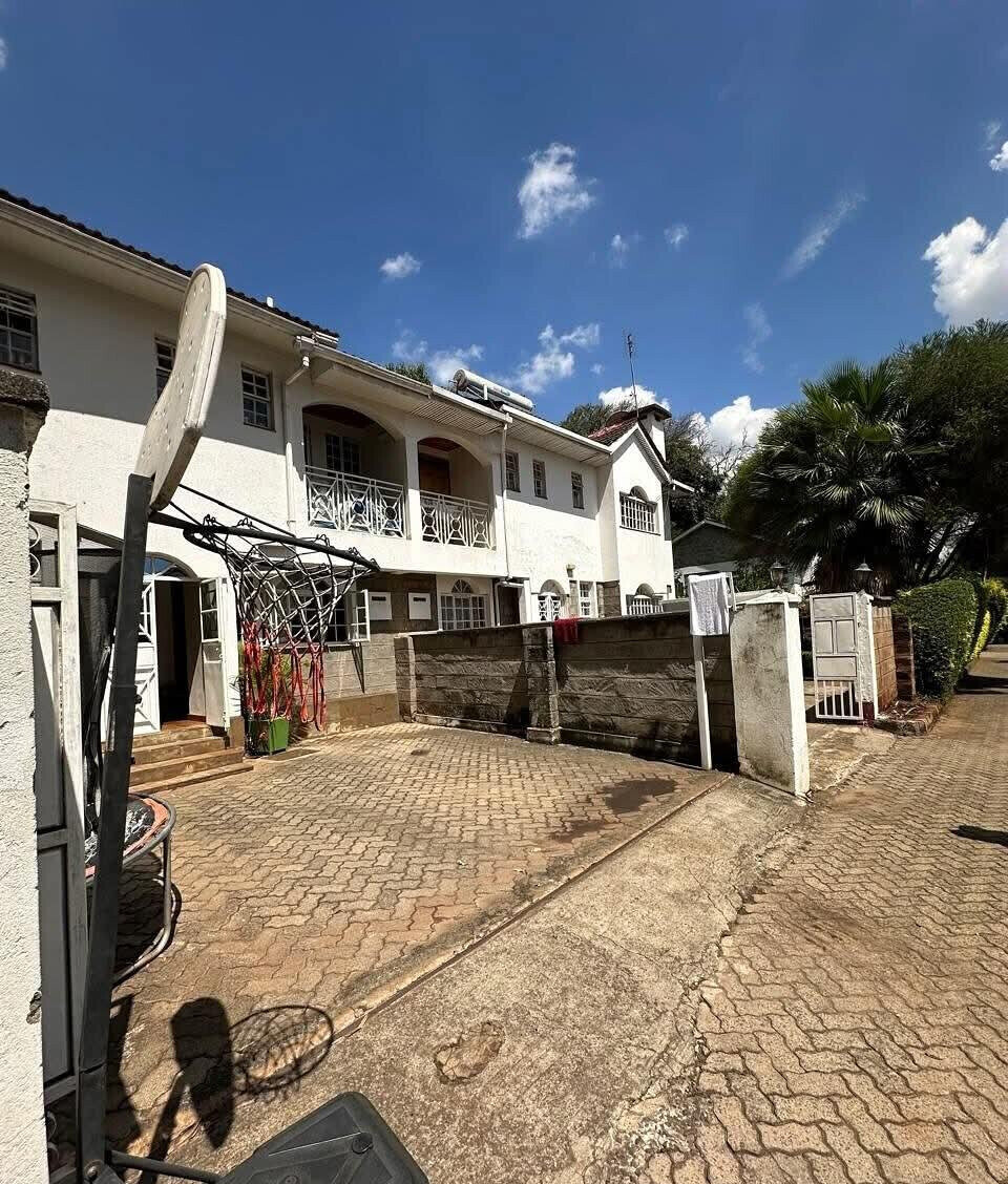 Corner Townhouse with Private Garden & Fireplace - Lavington