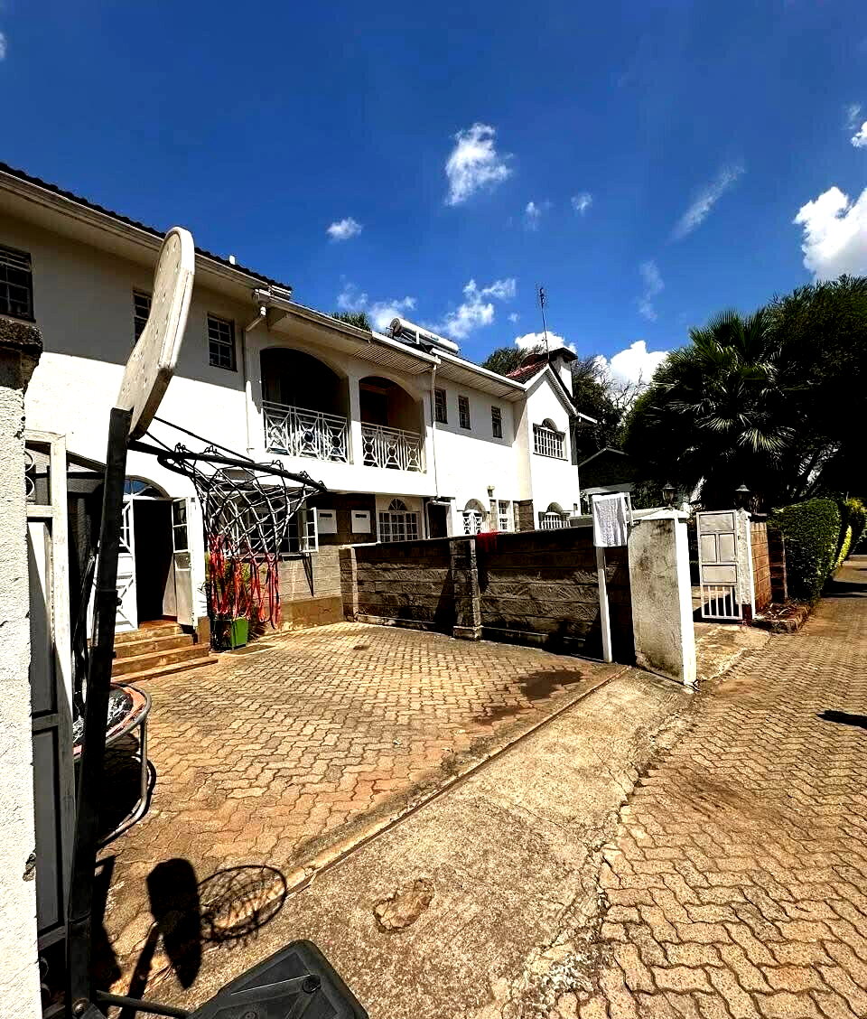 Corner Townhouse with Private Garden & Fireplace - Lavington