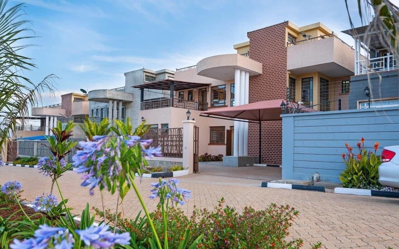 4BR All-Ensuite Townhouse with Rooftop Terrace & DSQ - Matasia