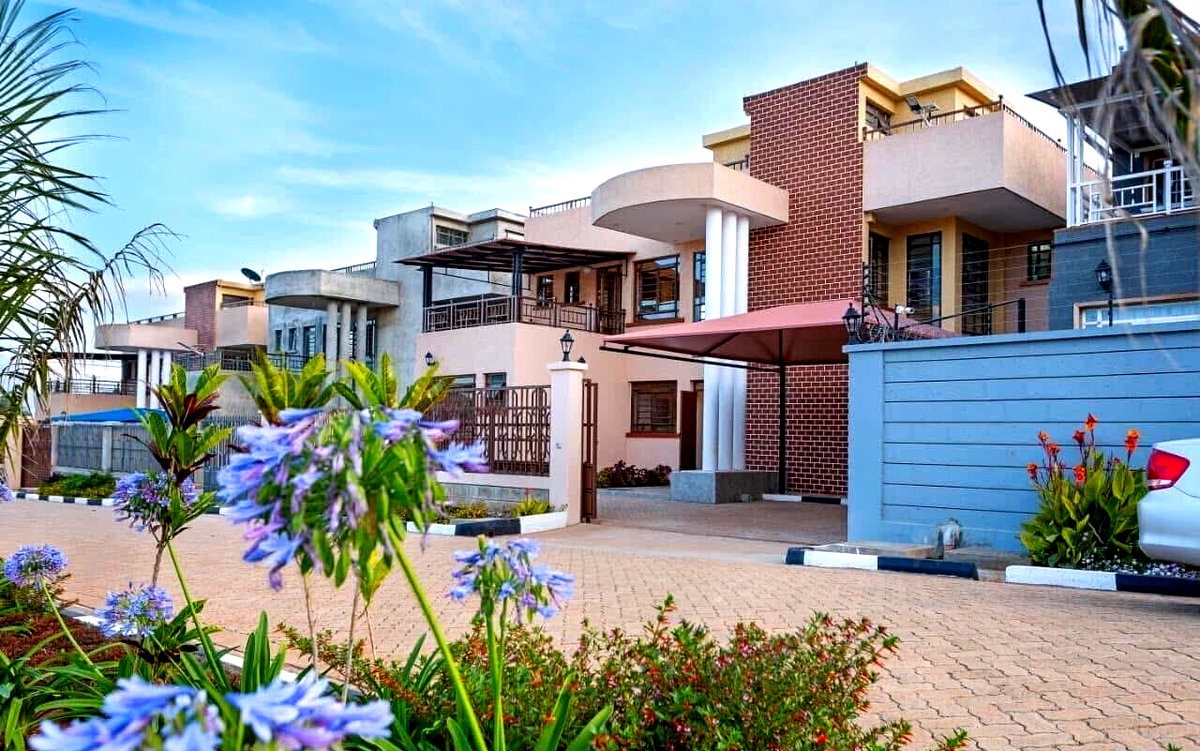 4BR All-Ensuite Townhouse with Rooftop Terrace & DSQ - Matasia