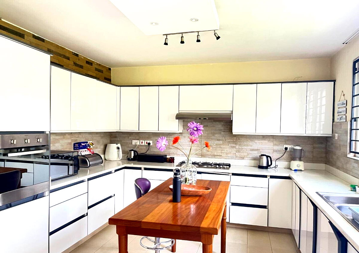 Homely 5-Ensuite Villa with Large Garden & DSQ - Lavington