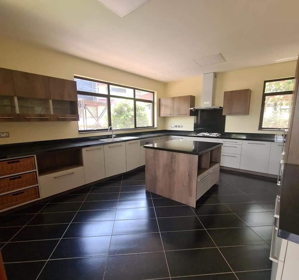 5-Ensuite Townhouse with Rooftop Garden & Fireplace - Lavington