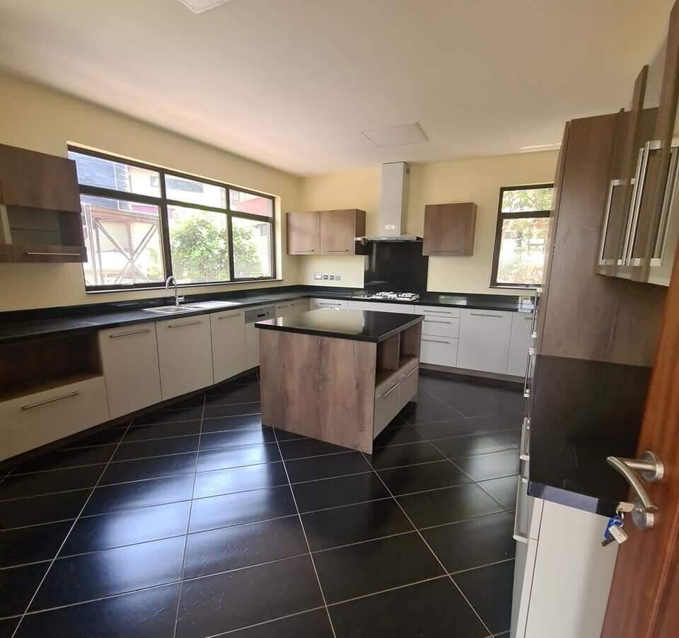 5-Ensuite Townhouse with Rooftop Garden & Fireplace - Lavington