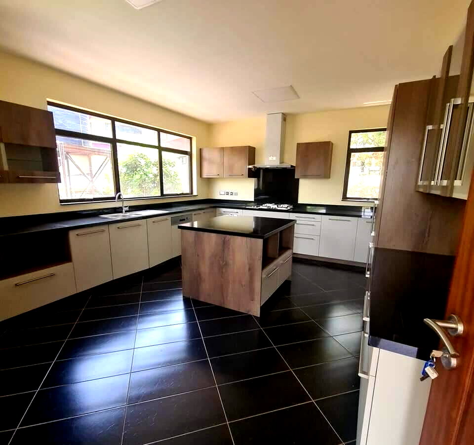 5-Ensuite Townhouse with Rooftop Garden & Fireplace - Lavington