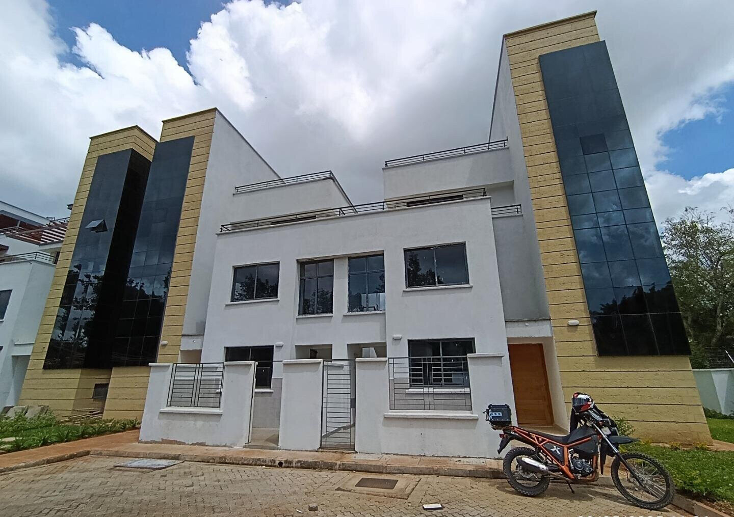 4-Bed Townhouse with DSQ & Garden - Lavington