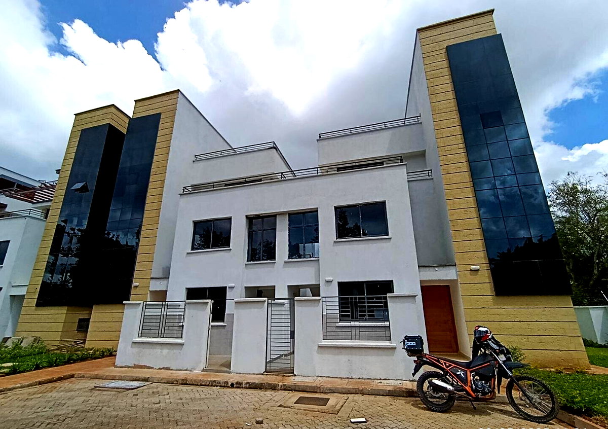 4-Bed Townhouse with DSQ & Garden - Lavington