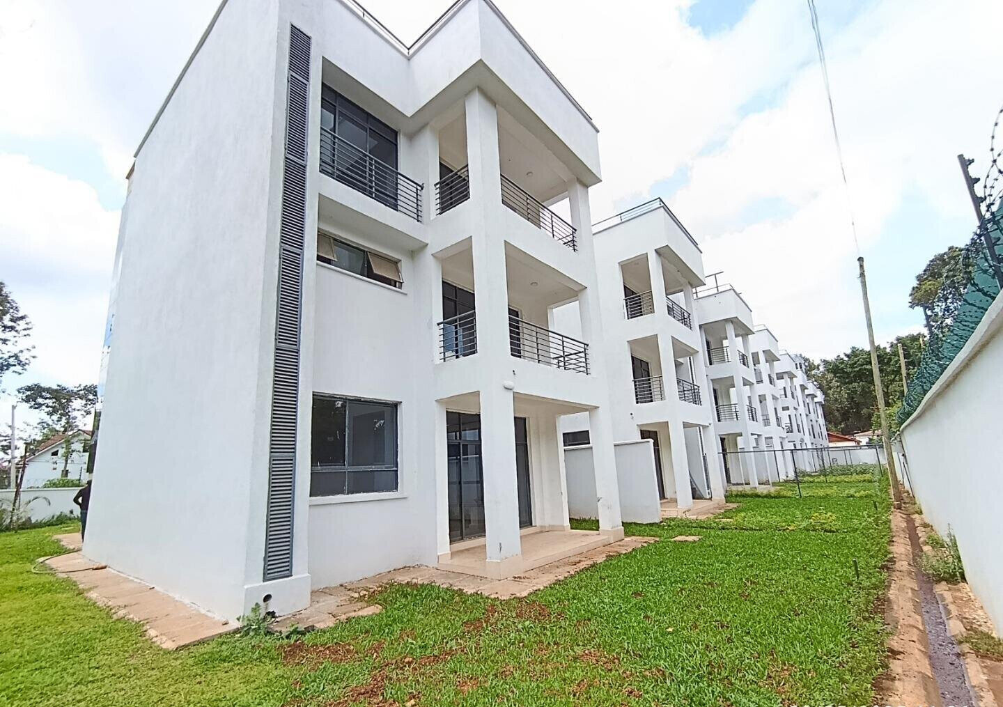 4-Bed Townhouse with DSQ & Garden - Lavington