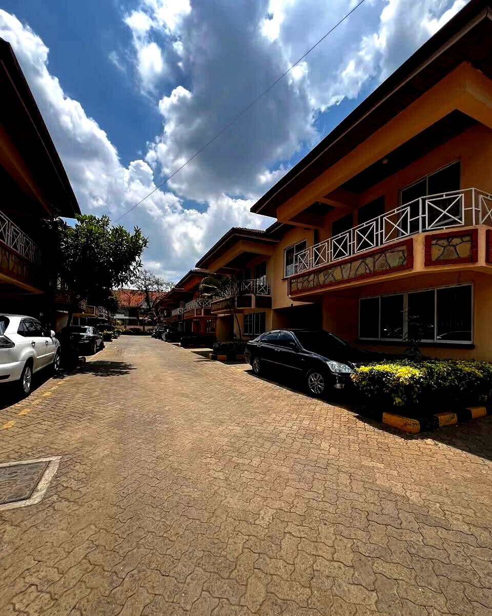 4-Ensuite Maisonette with DSQ & 12,900L Water Storage - Lavington
