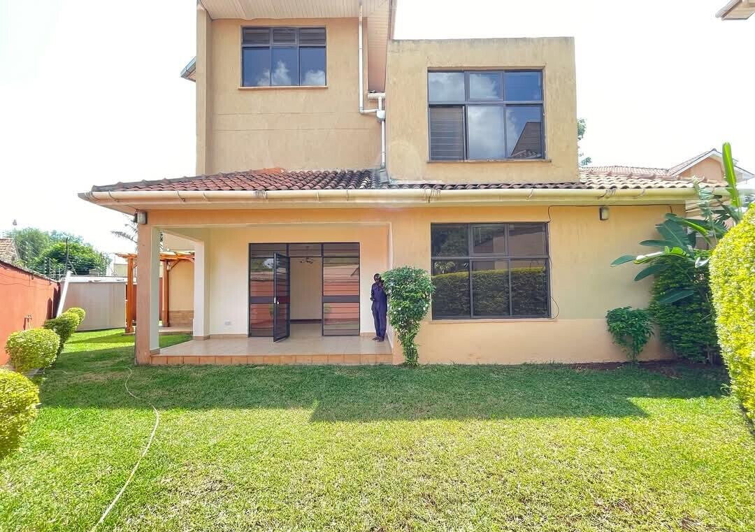 5-Ensuite Townhouse with DSQ & 12,000L Water Tank - Lavington