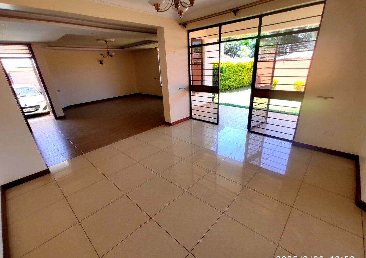 5-Ensuite Townhouse with DSQ & 12,000L Water Tank - Lavington