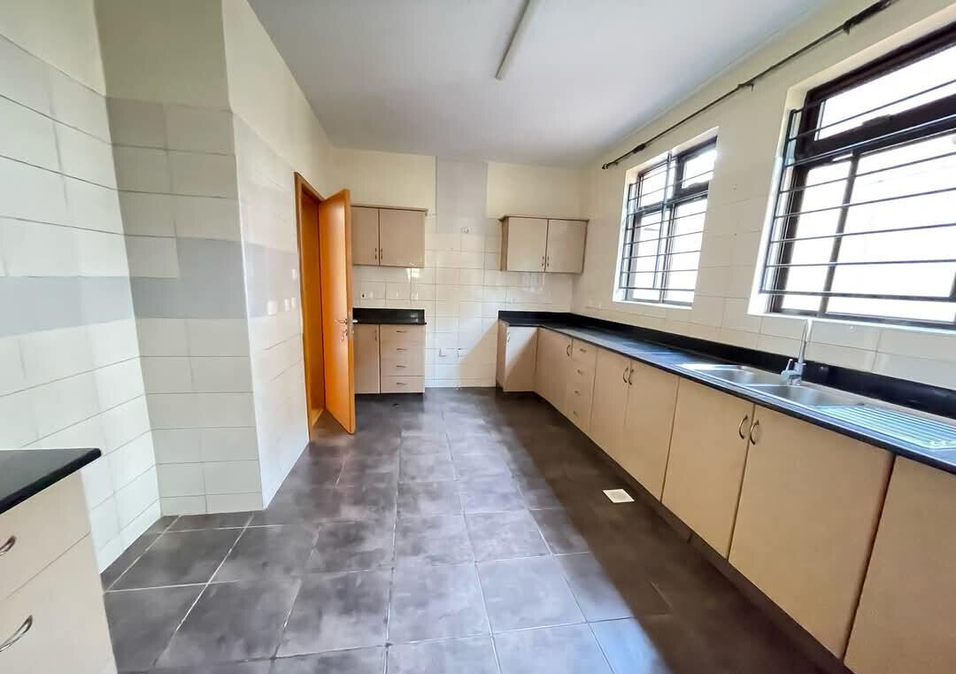 5-Ensuite Townhouse with DSQ & 12,000L Water Tank - Lavington