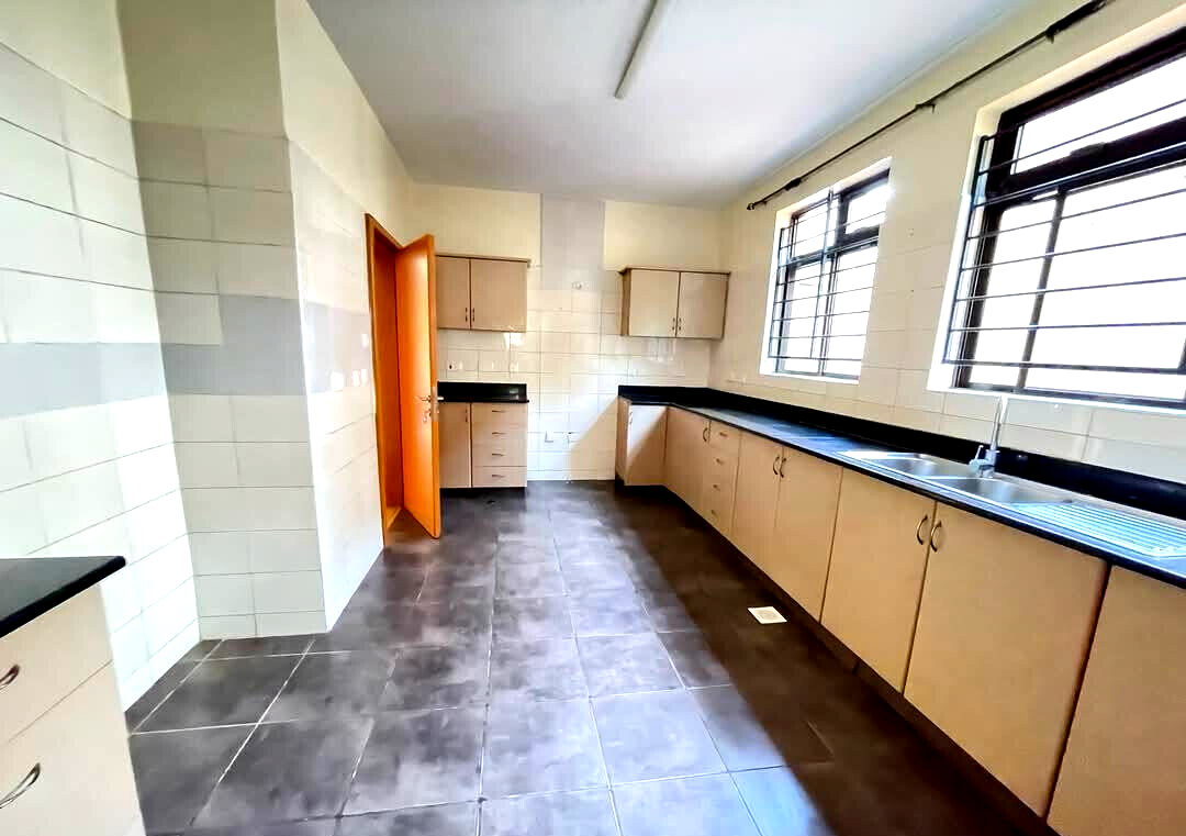 5-Ensuite Townhouse with DSQ & 12,000L Water Tank - Lavington