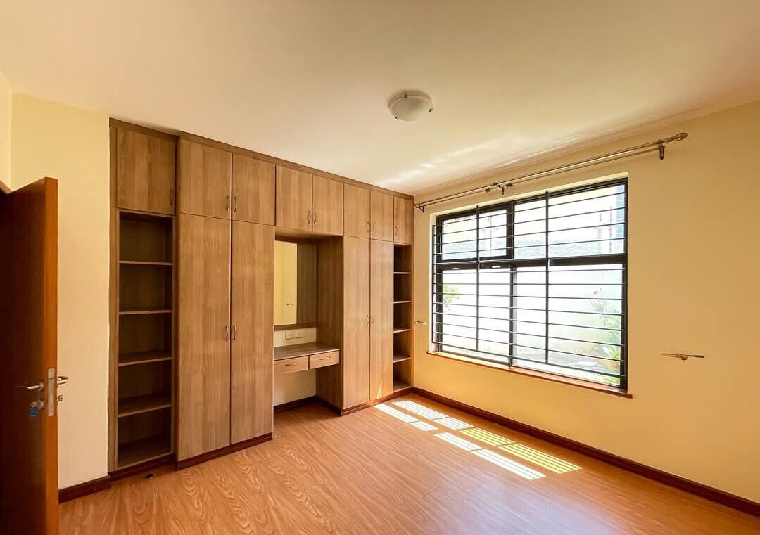 5-Ensuite Townhouse with DSQ & 12,000L Water Tank - Lavington
