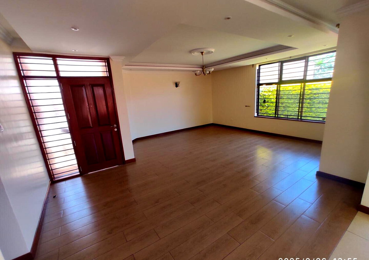 5-Ensuite Townhouse with DSQ & 12,000L Water Tank - Lavington