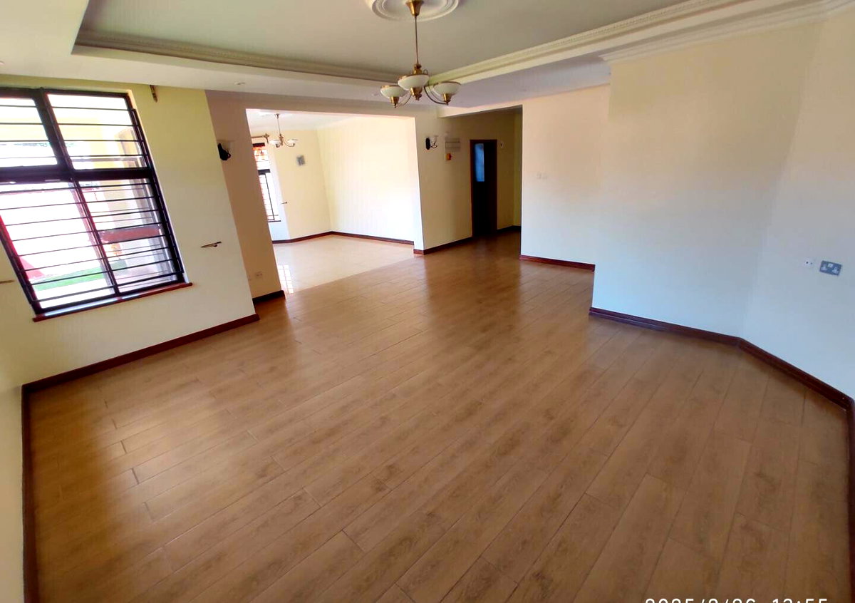 5-Ensuite Townhouse with DSQ & 12,000L Water Tank - Lavington
