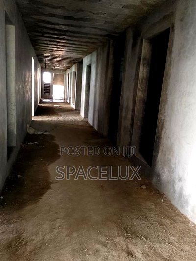 Airy 1100sqft Shop Space in a Grade a Office - Image 5