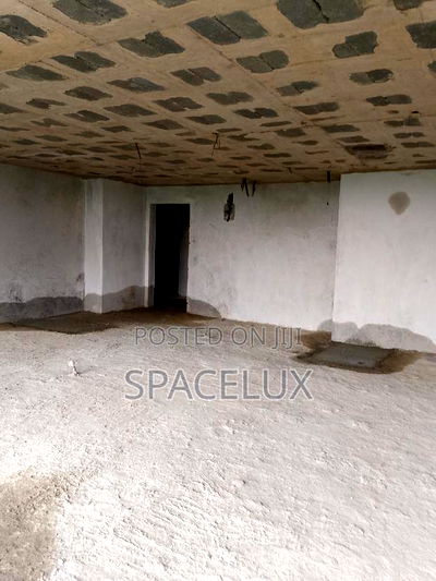 Airy 1100sqft Shop Space in a Grade a Office - Image 3