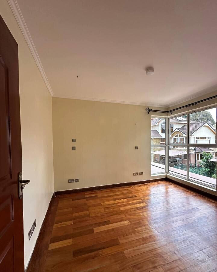 5-Ensuite Family Home with Fireplace & Garden - Lavington