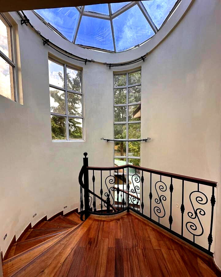 5-Ensuite Family Home with Fireplace & Garden - Lavington