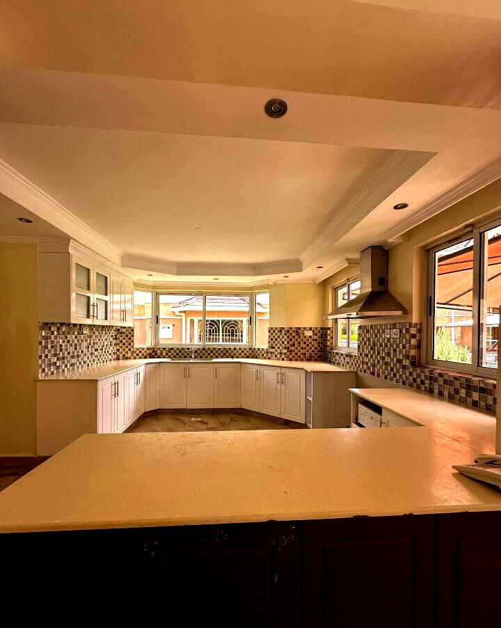 5-Ensuite Family Home with Fireplace & Garden - Lavington