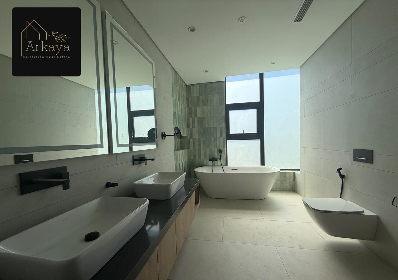 5-Ensuite Townhouse with Floating Fireplace & Dual Kitchens - Westlands