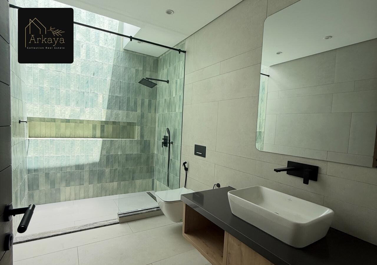 5-Ensuite Townhouse with Floating Fireplace & Dual Kitchens - Westlands