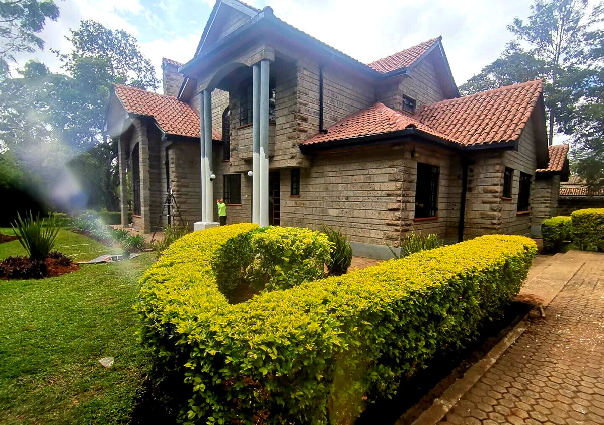 4-Ensuite Townhouse on Half-Acre with DSQ – Karen