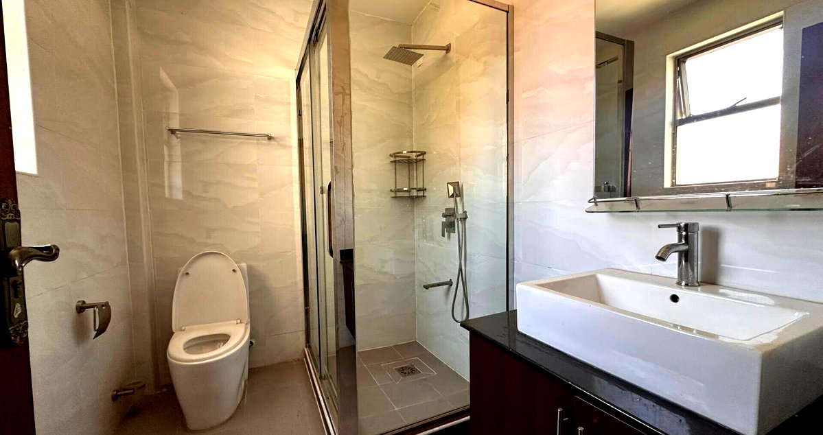 Spacious 5-Bedroom Villa with Private Backyard - Lavington
