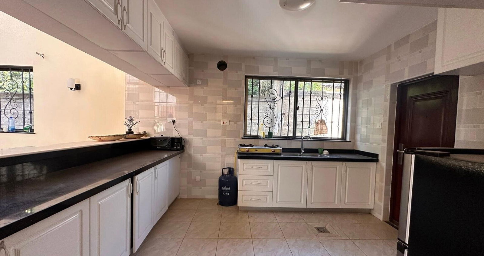 Spacious 5-Bedroom Villa with Private Backyard - Lavington
