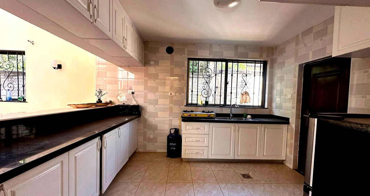Spacious 5-Bedroom Villa with Private Backyard - Lavington